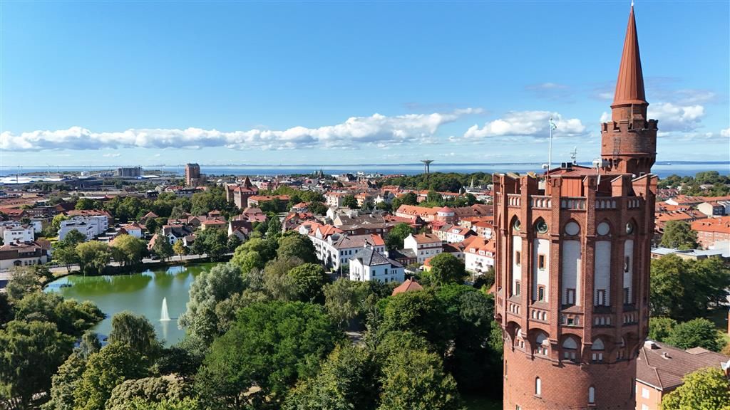 Landskrona sett ovanifrån, med vattentornet och Öresund