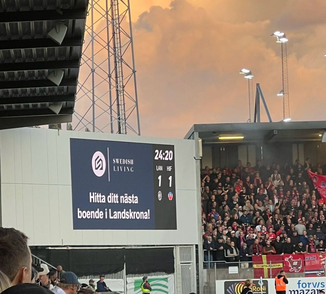 Swedish Livings annons på storbildsskärmen under en match på Landskrona IP: Hitta ditt nästa boende i Landskrona!